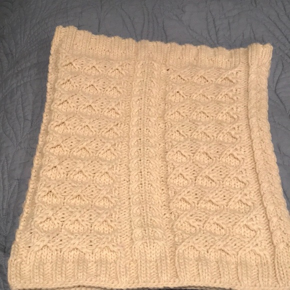 Gap cable knit acrylic infinity scarf.